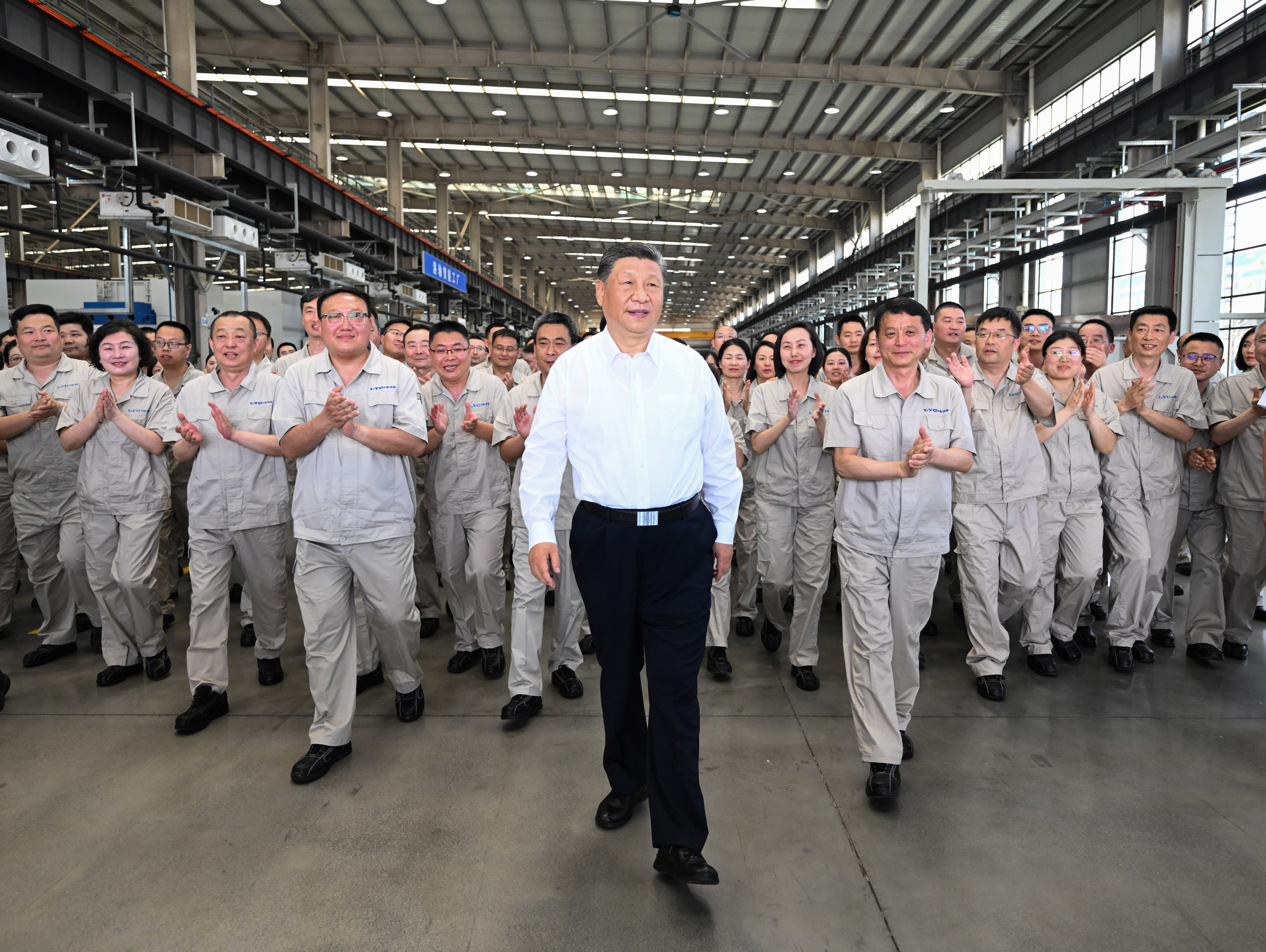 月19日至20日，中共中央總書記、國(guó)家主席、中央軍委主席習(xí)近平在河南考察。這是19日下午，習(xí)近平在洛陽(yáng)軸承集團(tuán)股份有限公司智能工廠考察時(shí)，同企業(yè)職工在一起。新華社記者 燕雁 攝