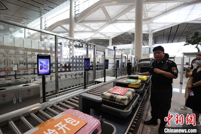 （高質(zhì)量發(fā)展調(diào)研行）探訪?？诿捞m國際機(jī)場封關(guān)運(yùn)作項(xiàng)目：將實(shí)現(xiàn)旅客“無感通關(guān)”