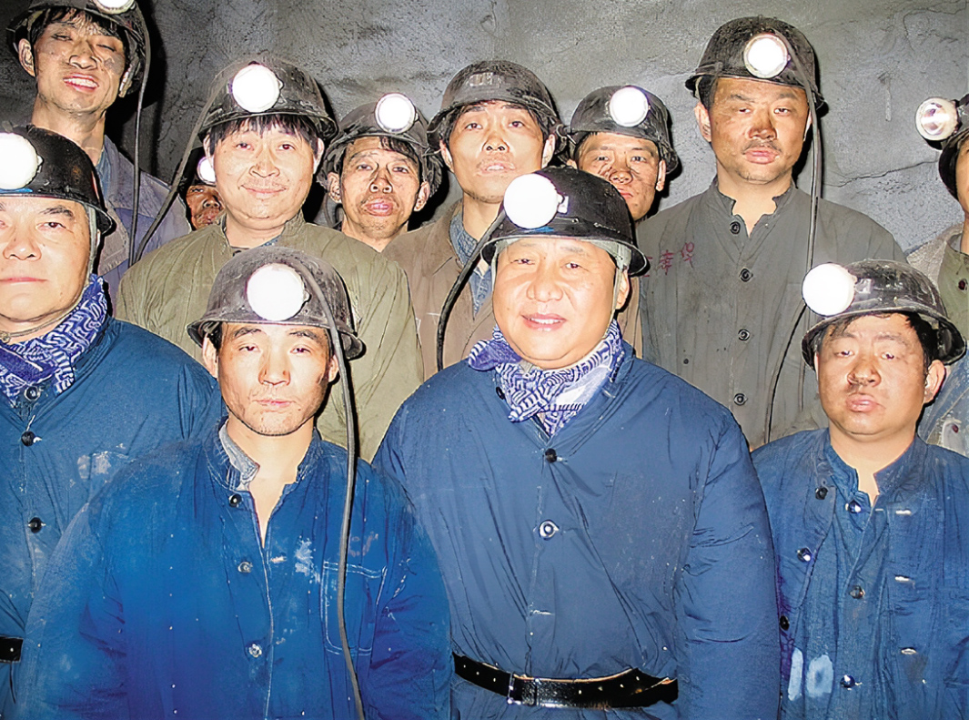 2005年1月26日,習(xí)近平在湖州市長(zhǎng)興縣長(zhǎng)廣煤礦井下慰問(wèn)煤礦工人。 2005年1月26日,習(xí)近平在湖州市長(zhǎng)興縣長(zhǎng)廣煤礦井下慰問(wèn)煤礦工人。