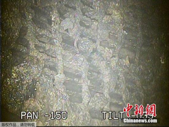 當(dāng)?shù)貢r(shí)間2月2日，東京電力公司公布對(duì)福島第一核電站2號(hào)機(jī)組反應(yīng)堆安全殼內(nèi)拍攝到的圖像。根據(jù)分析，結(jié)果顯示內(nèi)部空間輻射量推算為最大每小時(shí)530希沃特。圖為機(jī)器人拍到的受損反應(yīng)堆底部的物質(zhì)。