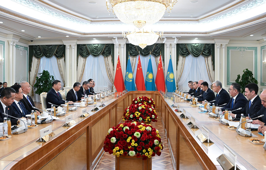 當(dāng)?shù)貢r(shí)間6月16日下午,哈薩克斯坦總統(tǒng)托卡耶夫同中國國家主席習(xí)近平在阿斯塔納總統(tǒng)府舉行會談。 當(dāng)?shù)貢r(shí)間6月16日下午,哈薩克斯坦總統(tǒng)托卡耶夫同中國國家主席習(xí)近平在阿斯塔納總統(tǒng)府舉行會談。