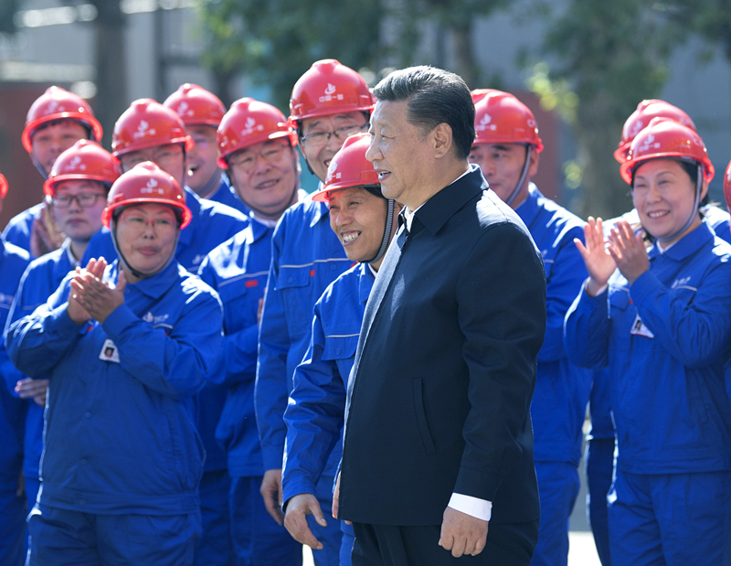 2018年9月26日,在中國一重集團(tuán),習(xí)近平總書記走到工人中間,同大家親切交流。