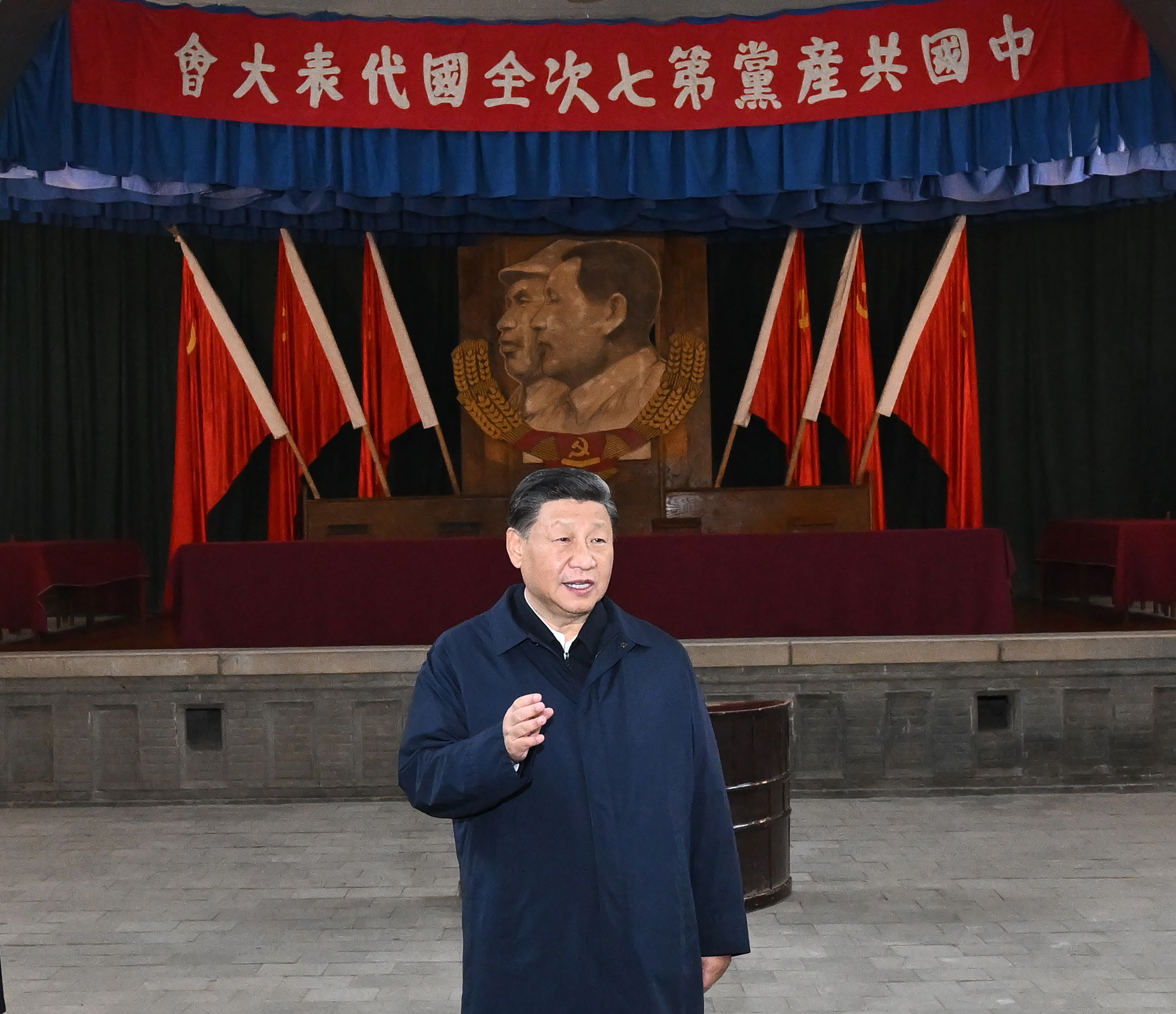 2022年10月27日，習(xí)近平在陜西延安楊家?guī)X瞻仰中共七大會址。來源：新華社.jpg?x-oss-process=style/w10