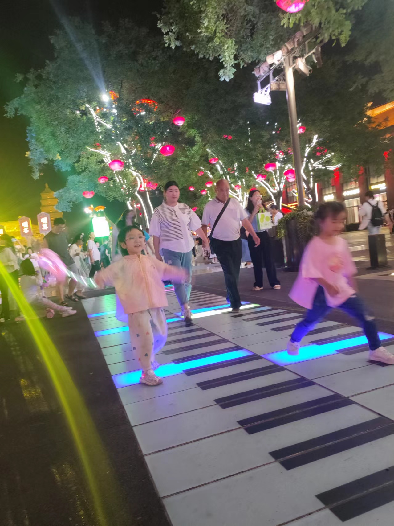 人們在西安大唐不夜城步行街散步。人民網(wǎng)記者 喬業(yè)瓊攝