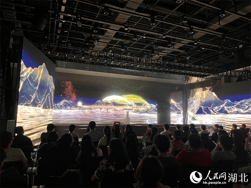 武漢長江大橋、黃鶴樓、江豚等充滿荊楚元素畫面呈現(xiàn)眼前。人民網(wǎng)記者 張雋攝