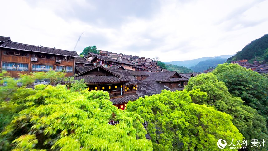 6 穿越機視角下的西江千戶苗寨。人民網(wǎng)記者 涂敏 攝