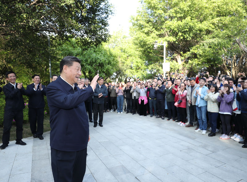 2021年3月24日，習(xí)近平在福建省福州市福山郊野公園考察時(shí)，向市民們招手致意。