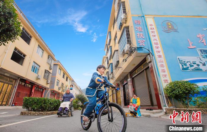 溪邳村一角?！菓c堂 攝