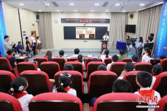 廣州中醫(yī)藥大學(xué)副校長、廣東省中醫(yī)院院長張忠德向?qū)W生講述“抗戰(zhàn)中的中醫(yī)藥”。吳遠(yuǎn)團(tuán) 攝