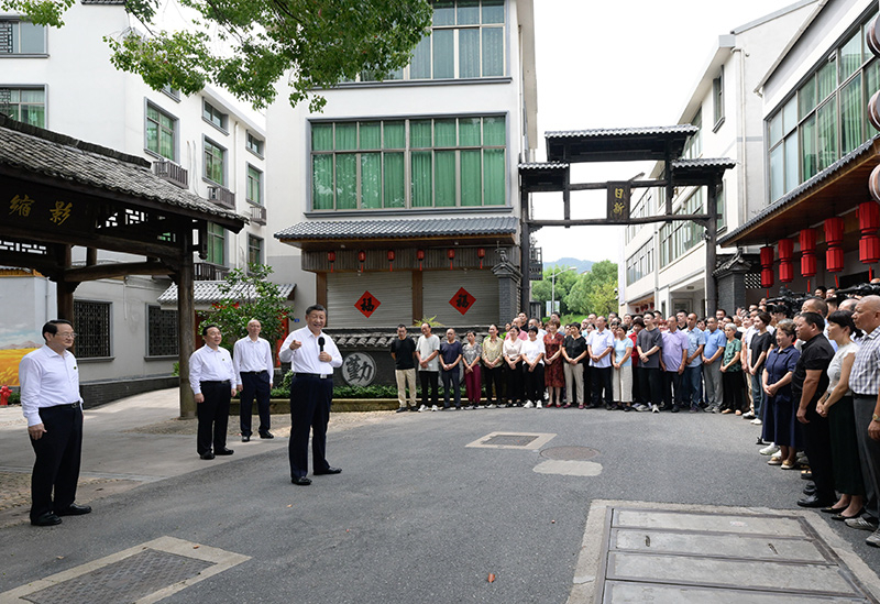 2023年9月20日，習(xí)近平在浙江省金華市義烏市后宅街道李祖村考察時(shí)，同群眾親切交流。
