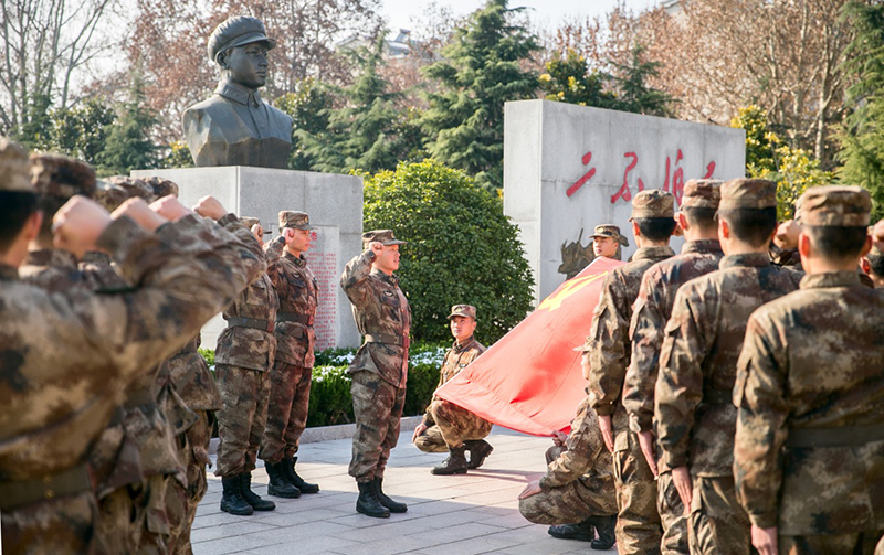 陸軍第71集團軍某合成旅王杰生前所在連官兵組織黨員重溫入黨誓詞(2018年12月14日攝)