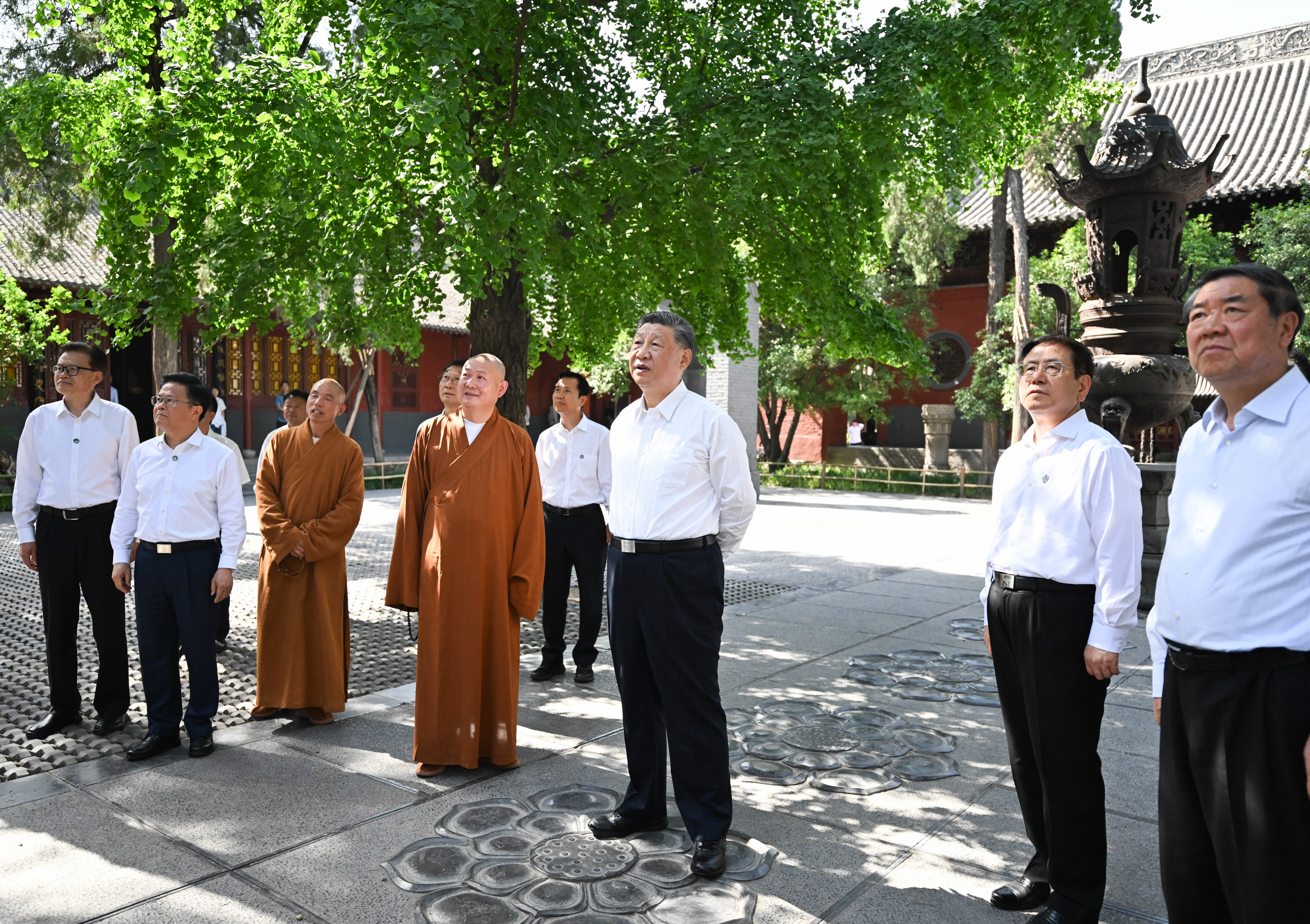 5月19日至20日，中共中央總書記、國(guó)家主席、中央軍委主席習(xí)近平在河南考察。這是19日下午，習(xí)近平在洛陽(yáng)白馬寺考察。新華社記者 燕雁 攝