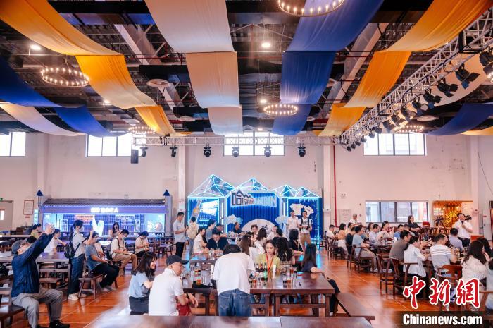 圖為基地內(nèi)的慕尼黑餐廳?！±钅宪?攝