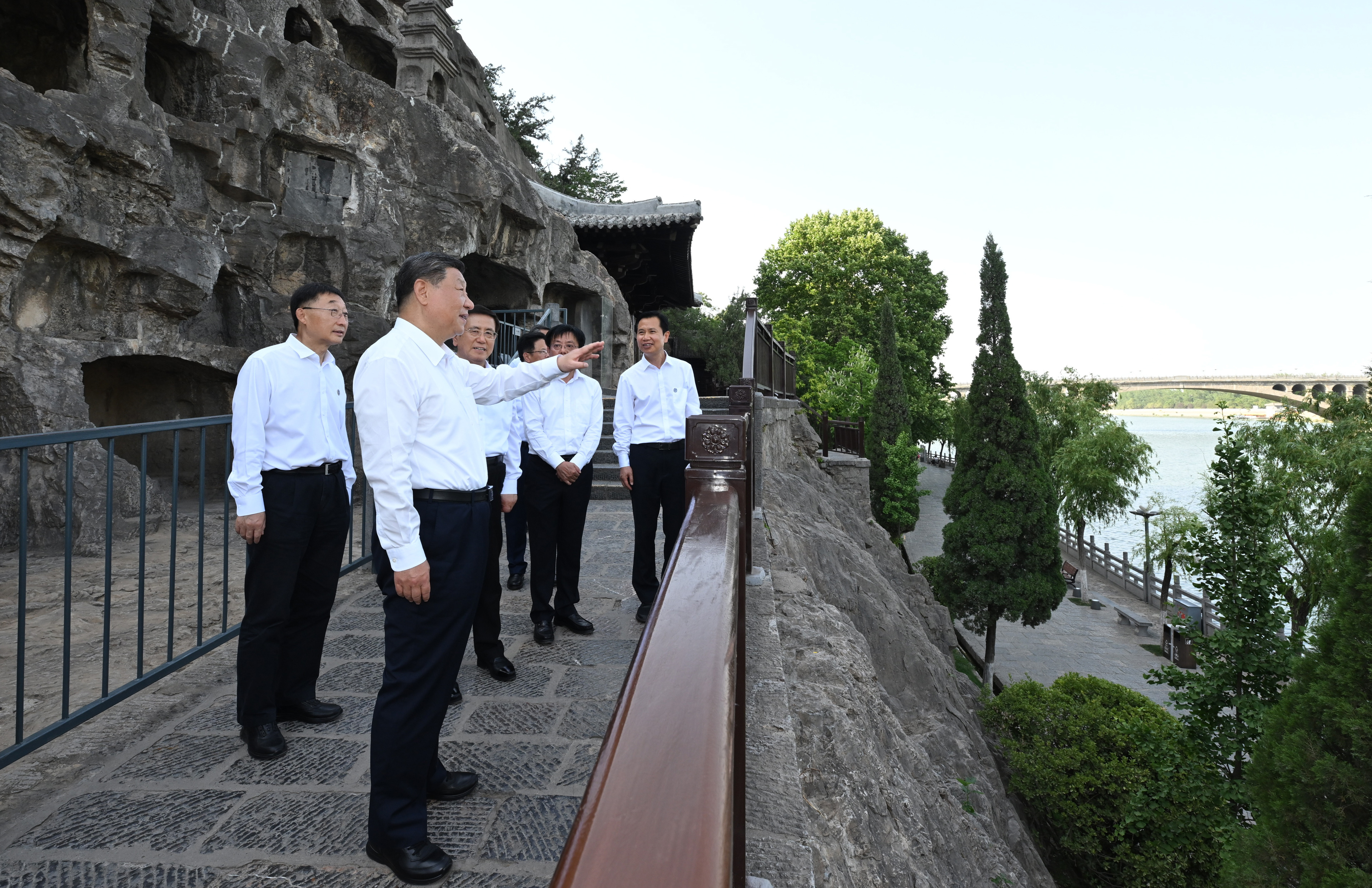 5月19日至20日，中共中央總書記、國(guó)家主席、中央軍委主席習(xí)近平在河南考察。這是19日下午，習(xí)近平在洛陽(yáng)龍門石窟考察。新華社記者 謝環(huán)馳 攝