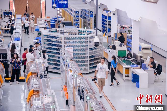 圖為莆田雙馳鞋業(yè)個(gè)性化定制示范工廠。　李南軒 攝