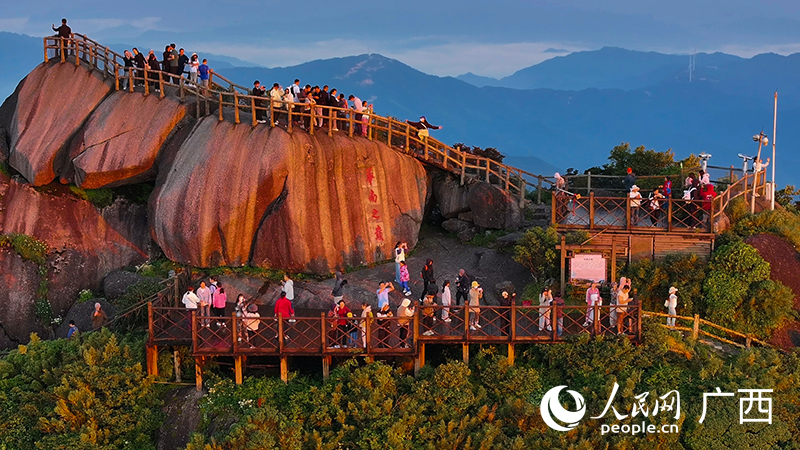 游客在觀賞日出。人民網(wǎng) 雷琦竣攝