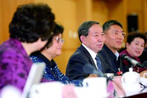 3月8日,全國(guó)政協(xié)舉行教育界別聯(lián)組會(huì)議,教育部部長(zhǎng)袁貴仁右三到會(huì)聽取建議。