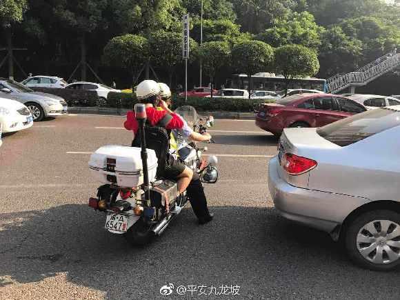 忘帶全班準考證民警“逆行闖燈”取回 網(wǎng)友:沒事就好 忘帶全班準考證民警“逆行闖燈”取回 網(wǎng)友:沒事就好