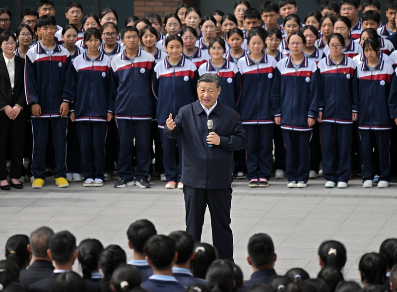 2024年6月18日，習近平總書記在青海果洛西寧民族中學考察時，同師生們親切交流。