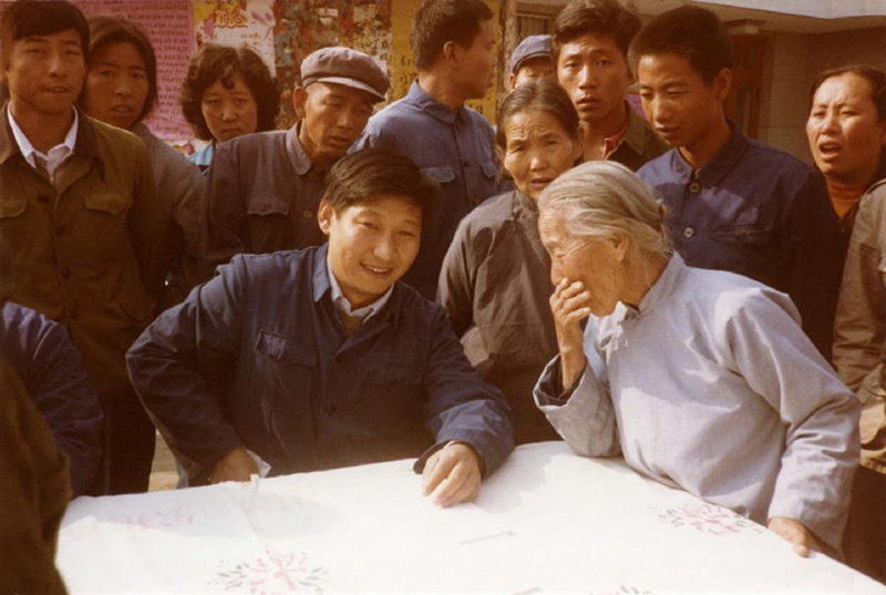 這是1983年，時(shí)任河北正定縣委書記的習(xí)近平（前排居中），臨時(shí)在大街上擺桌子聽取老百姓意見。