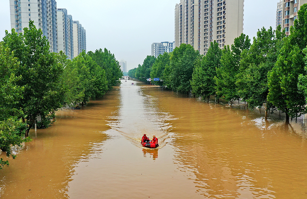 救援人員在河北省涿州市市區(qū)乘坐沖鋒舟前去轉(zhuǎn)移受災(zāi)群眾(8月2日攝,無(wú)人機(jī)照片)。 救援人員在河北省涿州市市區(qū)乘坐沖鋒舟前去轉(zhuǎn)移受災(zāi)群眾(8月2日攝,無(wú)人機(jī)照片)。