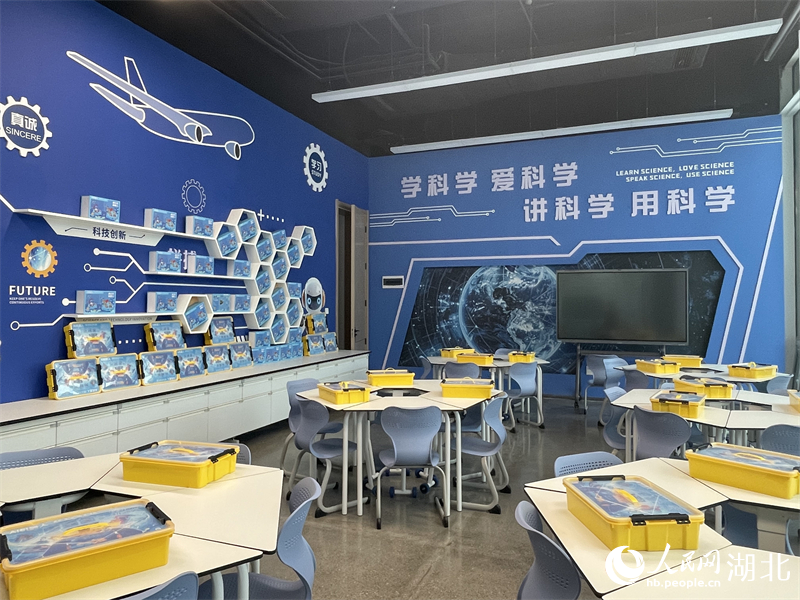 “夢幻靈境”AI展演中心研學(xué)教室。人民網(wǎng)記者 周恬攝