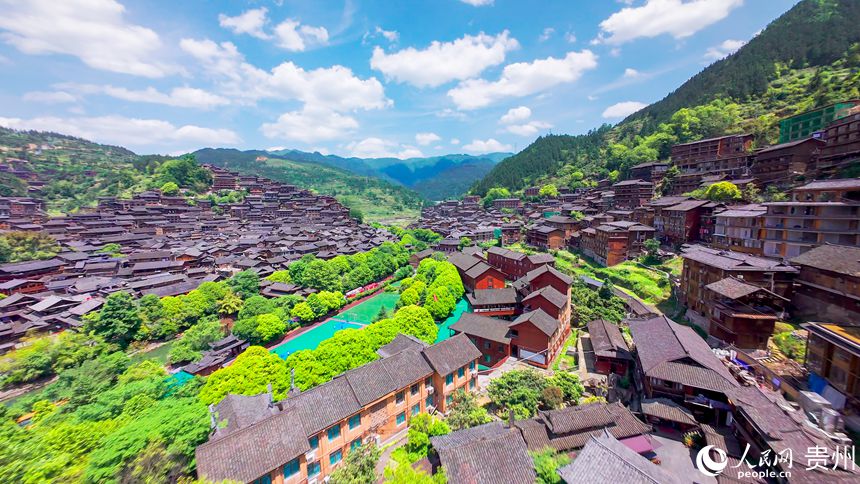 1 穿越機視角下的西江千戶苗寨。人民網(wǎng)記者 涂敏 攝