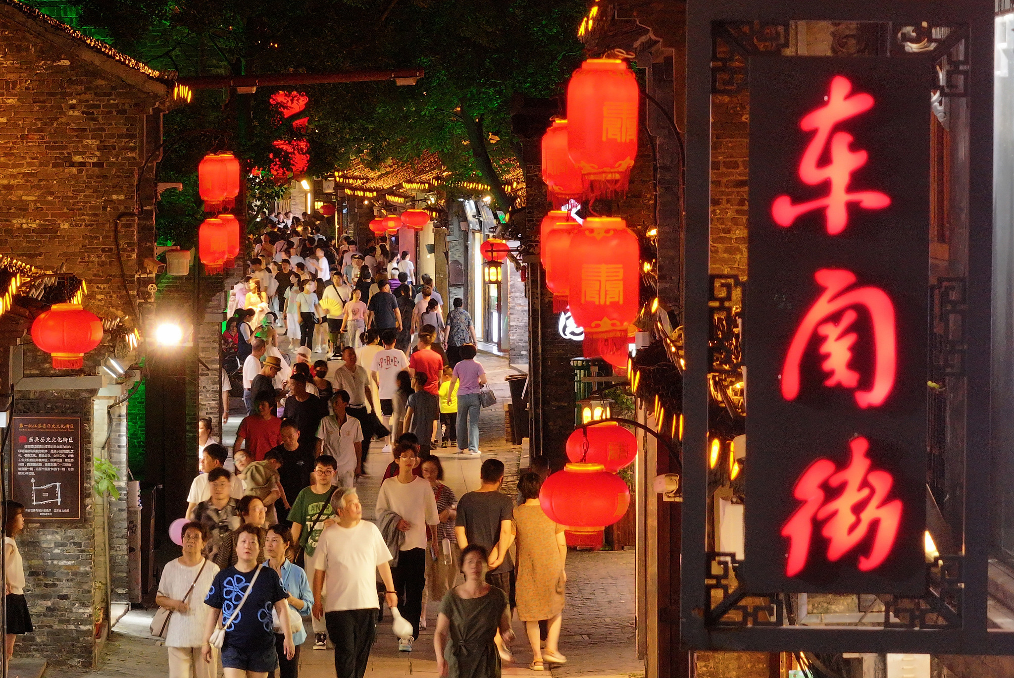 江蘇揚州：“夜經(jīng)濟”點亮古街夏日夜生活（圖片來源：視覺中國）