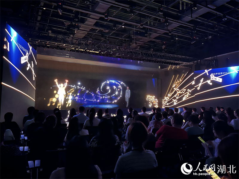 “夢幻靈境”AI展演現(xiàn)場火爆。人民網(wǎng)記者 張雋攝