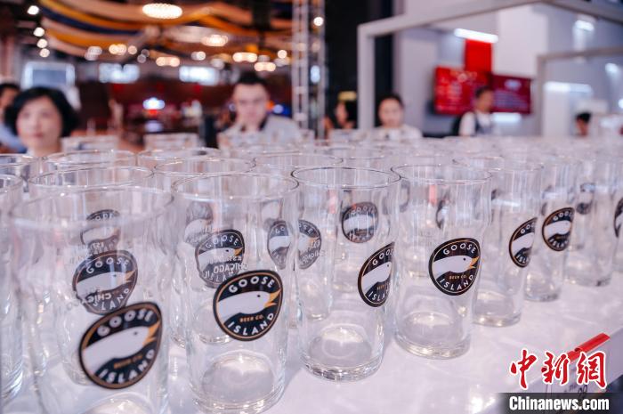 基地內(nèi)，各式啤酒文化周邊產(chǎn)品在出售?！±钅宪?攝