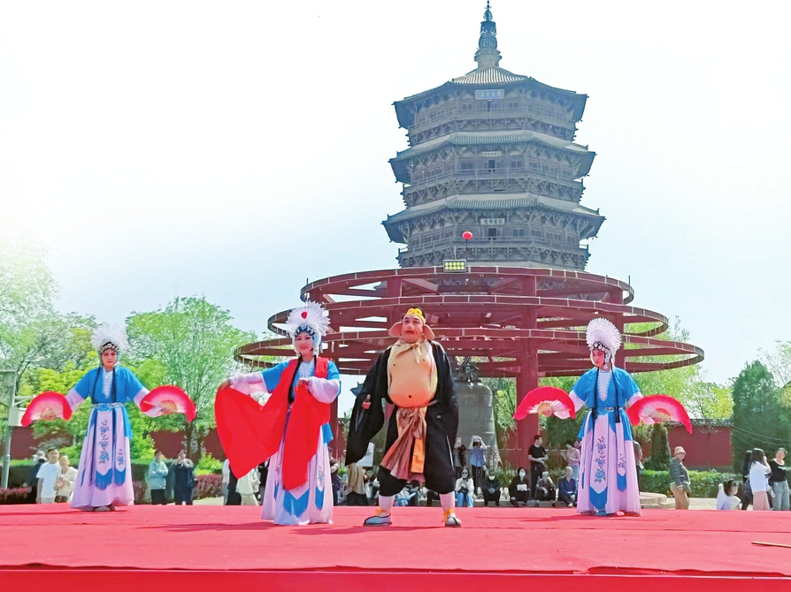 應(yīng)縣祈園廣場(chǎng)搭起的耍孩兒劇公益演出舞臺(tái)上，正在演出耍孩兒劇目《獅子洞》。山西日?qǐng)?bào)記者馬占富攝