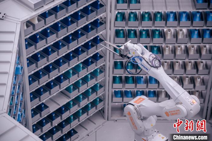 車間里，鞋楦配送機(jī)械臂在有序工作?！±钅宪?攝