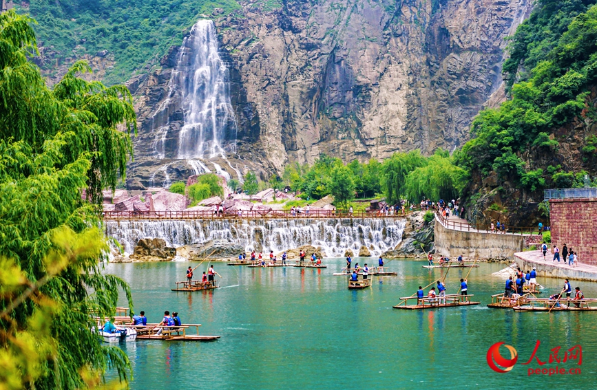 泛舟水上，成為酷熱夏季的一個避暑良方。人民網(wǎng)記者 王佩攝