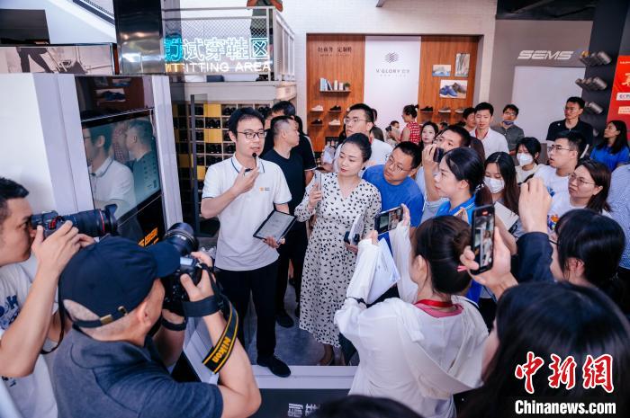 定制示范工廠可從腳型測(cè)量?jī)x采集數(shù)據(jù)，按需進(jìn)行“私人訂制”?！±钅宪?攝