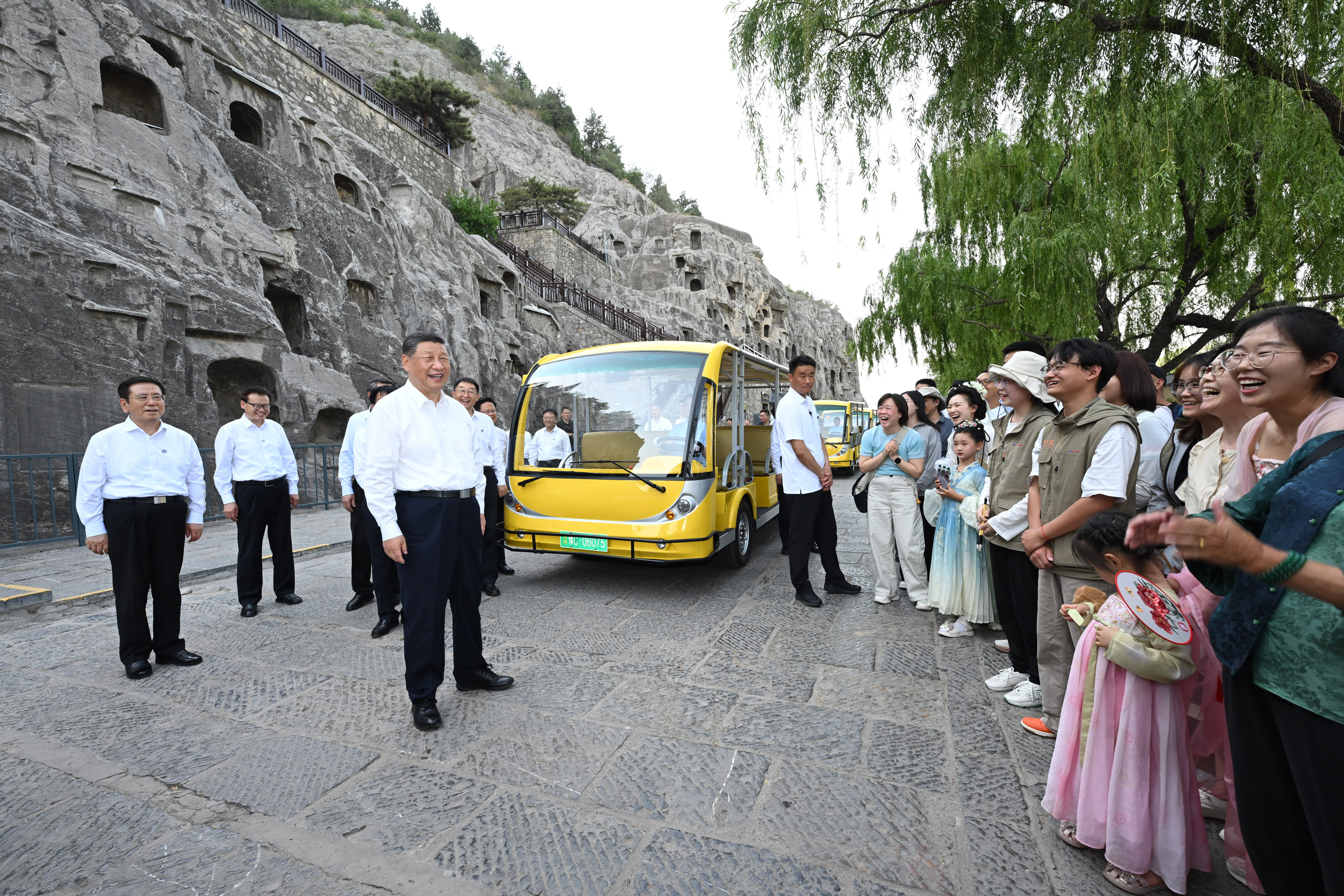 5月19日至20日，中共中央總書記、國(guó)家主席、中央軍委主席習(xí)近平在河南考察。這是19日下午，習(xí)近平在洛陽(yáng)龍門石窟考察時(shí)，同游客親切交流。新華社記者 謝環(huán)馳 攝