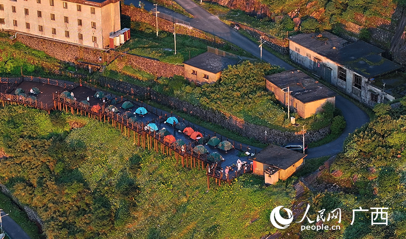 山頂露營區(qū)。人民網(wǎng) 雷琦竣攝