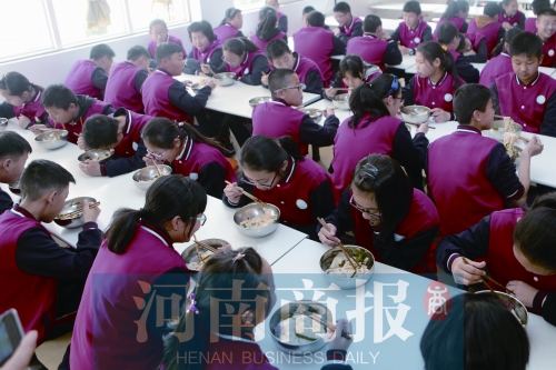 鄭州一中學(xué)開設(shè)“燴面課” 學(xué)生“逼迫”老師拖堂 鄭州一中學(xué)開設(shè)“燴面課” 學(xué)生“逼迫”老師拖堂