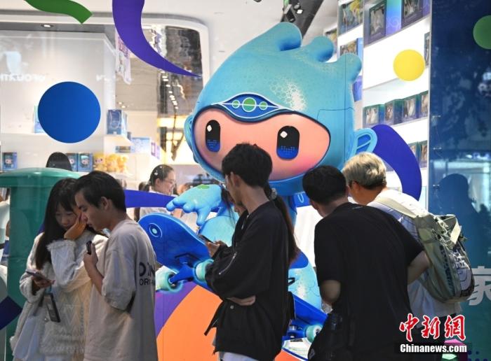 資料圖：9月23日，杭州第19屆亞運(yùn)會(huì)開(kāi)幕式在浙江杭州奧體中心體育場(chǎng)舉行。圖為游人在亞運(yùn)特許商品店外排隊(duì)購(gòu)物。<a target='_blank' href='/'>中新社</a>記者 王剛 攝