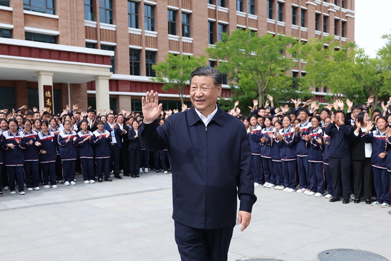 2024年6月18日,習(xí)近平總書(shū)記在青海果洛西寧民族中學(xué)考察時(shí),向師生們揮手致意。
