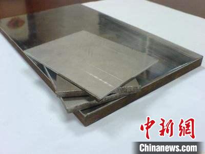 企業(yè)展示的金屬復(fù)合材料產(chǎn)品?！垕I子 攝