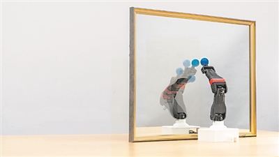  圖為機(jī)器人觀察自己在鏡子中的倒影，學(xué)習(xí)自身的形態(tài)和運(yùn)動(dòng)學(xué)，實(shí)現(xiàn)自主模擬。圖片來源：美國哥倫比亞大學(xué)