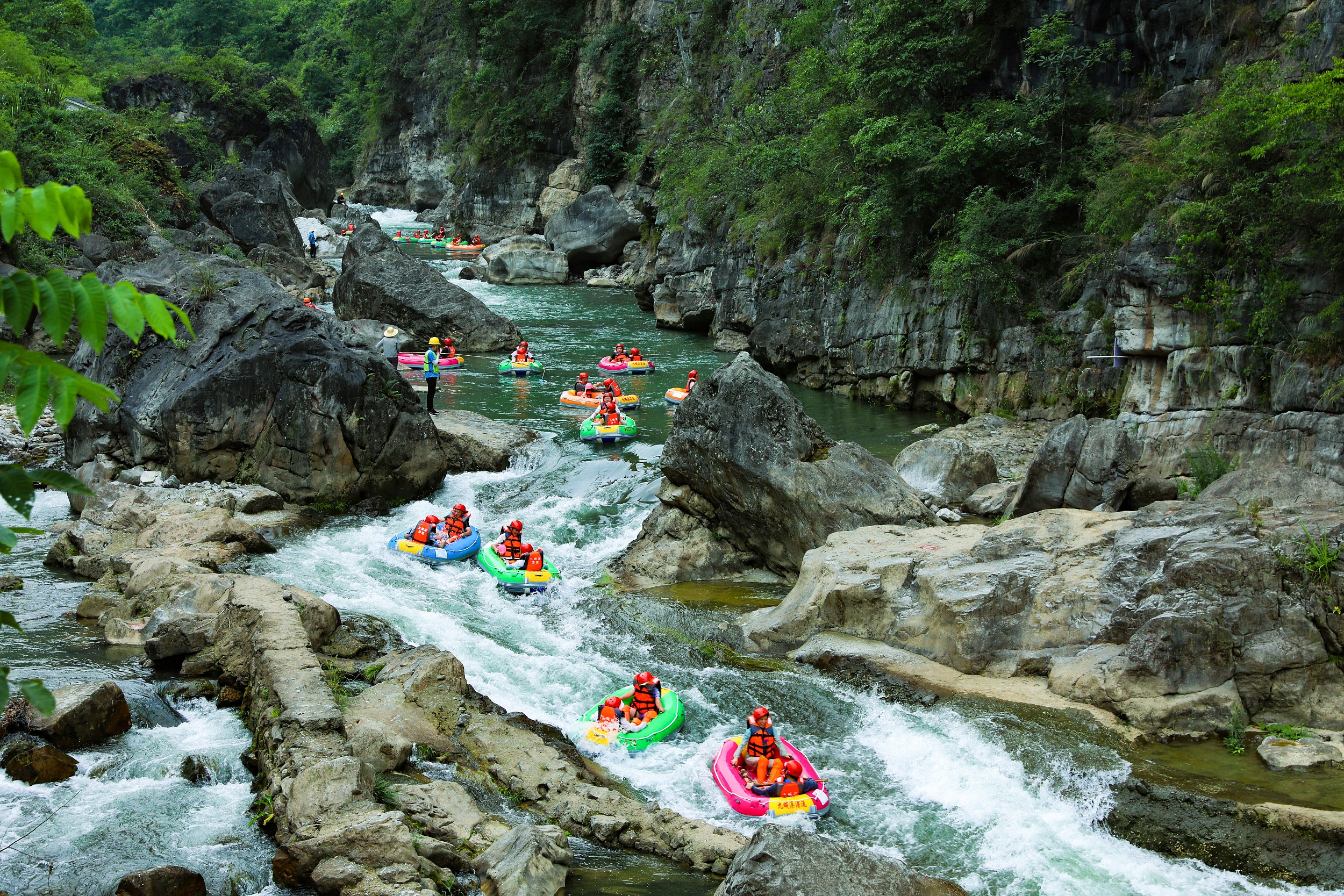 游客在湖北省宜昌市秭歸縣九畹溪漂流消暑享清涼。（圖片來源：視覺中國）