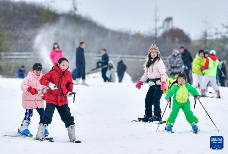 2月23日，滑雪愛好者在貴陽市高坡云頂滑雪場滑雪。新華社記者 楊文斌攝