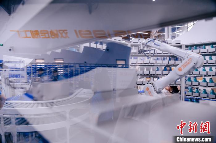 最快一個(gè)多小時(shí)，“私人訂制”的鞋子就能完成生產(chǎn)?！±钅宪?攝