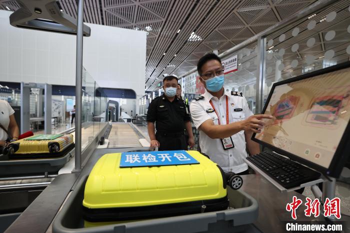 6月25日，在?？诿捞m國際機(jī)場T2航站樓，工作人員對完成改造的設(shè)備進(jìn)行模擬測試?！∈Y啟明 攝