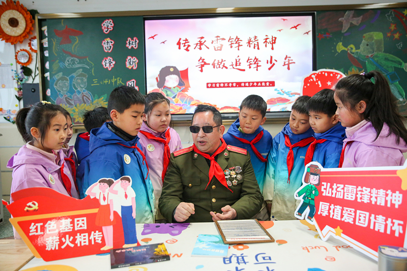2025年3月3日，江蘇南通如皋市安定小學里，傷殘軍人許波銀在思政小課堂上向?qū)W生講述雷鋒故事。
