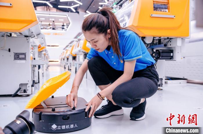 圖為員工在調(diào)試AGV搬運(yùn)機(jī)器人。　李南軒 攝