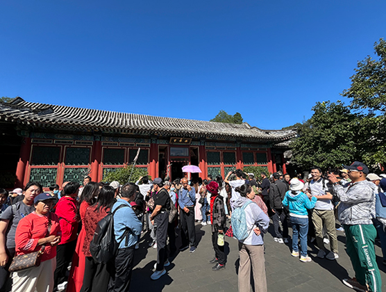 游客在頤和園游覽。人民網(wǎng)記者 李楠樺攝
