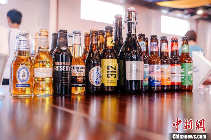 莆田基地主要生產(chǎn)全球旗艦品牌百威、科羅娜、貝克等啤酒，并生產(chǎn)雪津啤酒、雪山啤酒、藍(lán)妹啤酒等?！±钅宪?攝