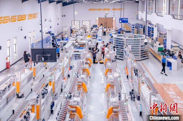 “高質(zhì)量發(fā)展調(diào)研行”主題采訪活動(dòng)來(lái)到福建莆田雙馳鞋業(yè)個(gè)性化定制示范工廠。　李南軒 攝